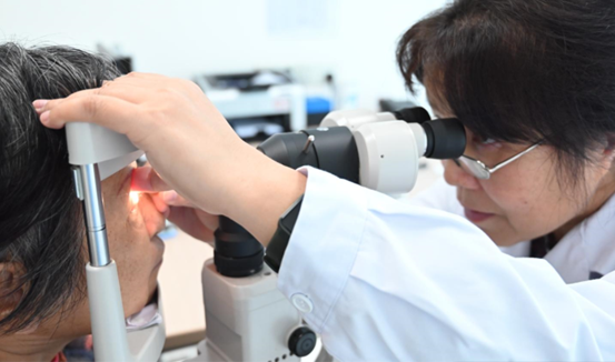 醫生為干眼患者檢查瞼板腺功能。重慶南坪愛爾眼科醫院供圖