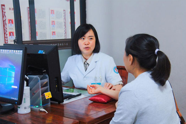 門診坐診。江津區婦幼保健院供圖