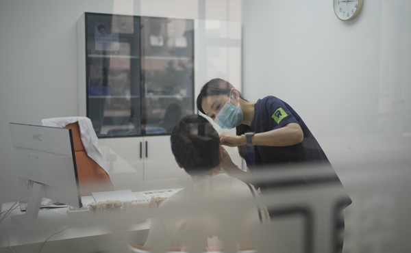 醫生看診中。重慶德貝口腔供圖