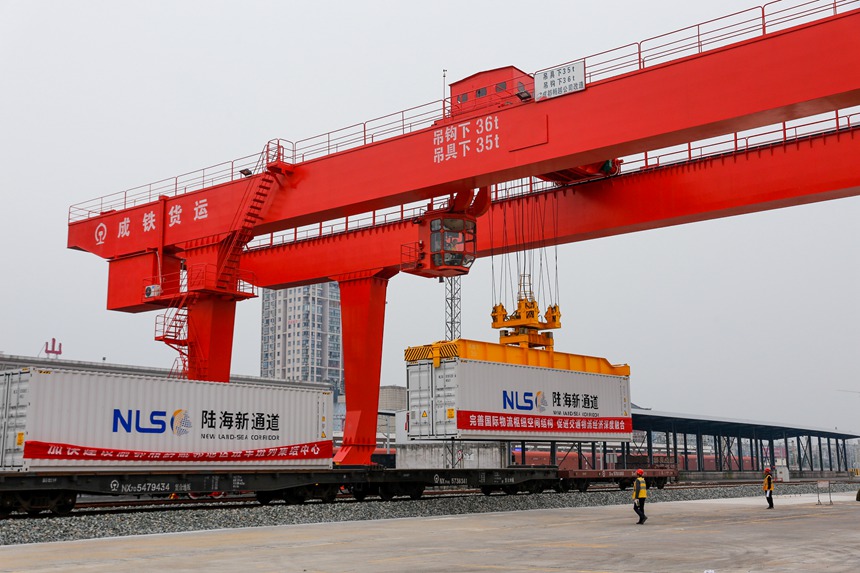 10月12日，秀山站集裝箱貨場內工作人員正在使用龍門吊進行吊裝作業。黃圯攝