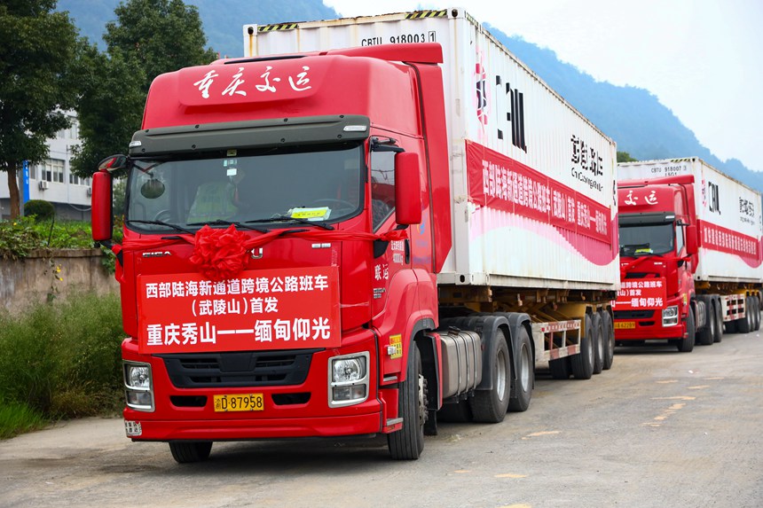 10月12日，整裝待發的中緬公路班車。黃圯攝