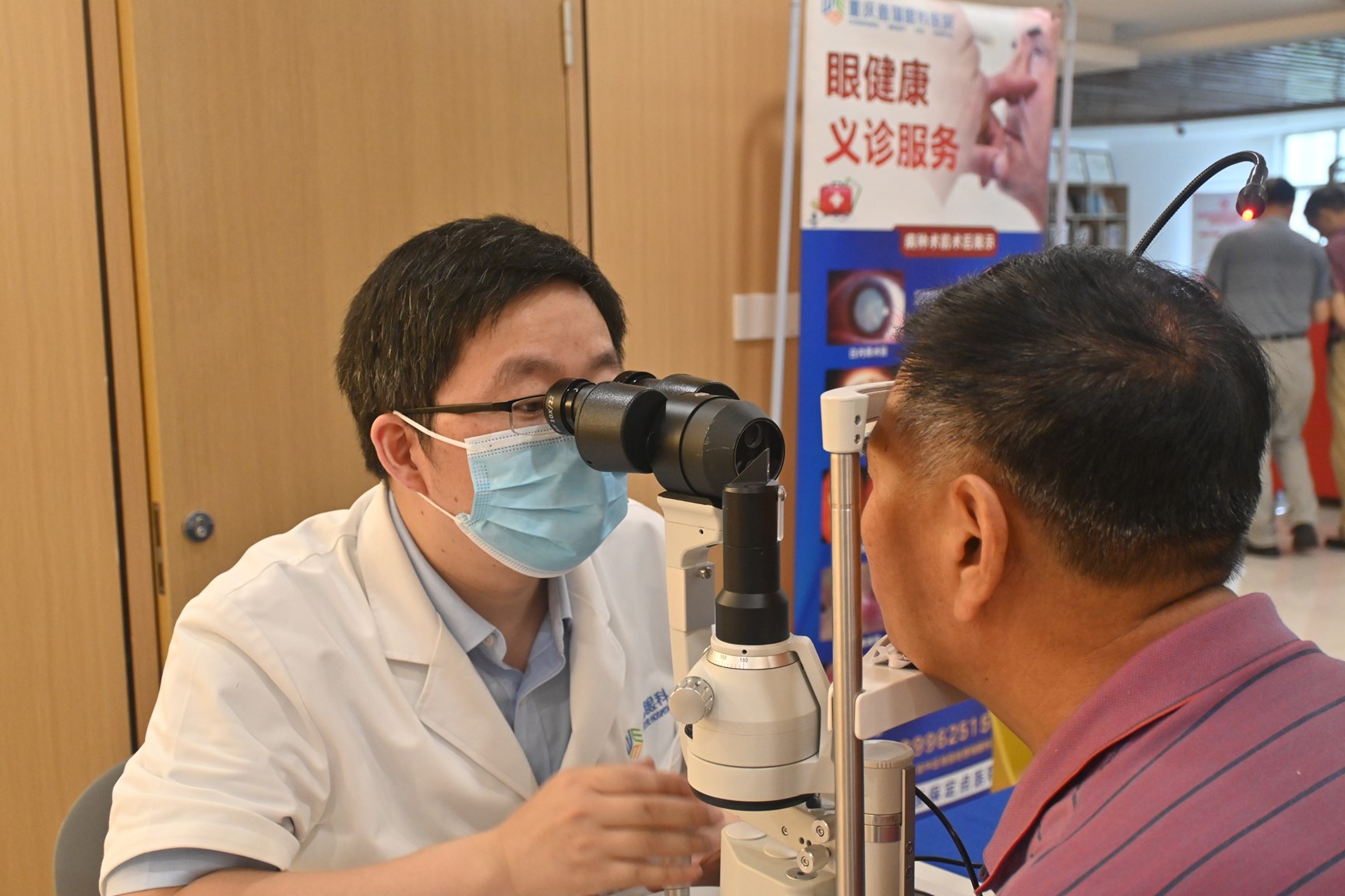 徐奎峰為患者檢查眼睛情況。重慶普瑞眼科醫院供圖