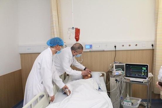 蔣曉江為患者進行治療。重慶西區醫院供圖