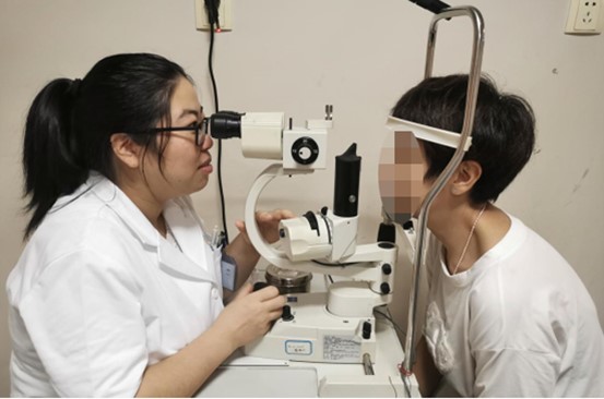 醫生為患者檢查眼部情況。重慶普瑞眼科醫院供圖