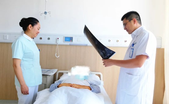 陳賢明和護士長楊柳查房中。重慶西區醫院供圖