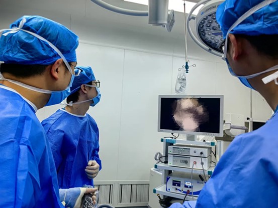 陳賢明團隊進行關節鏡下手術中。重慶西區醫院供圖