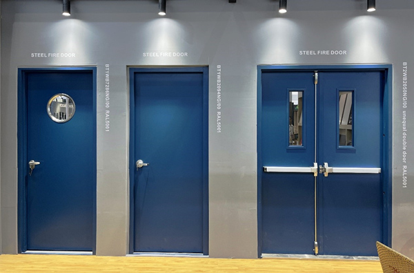 重慶美心集團在廣交會展示的高門楣防盜門及美標3小時鋼制防火門。企業供圖