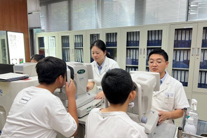 視力檢查。重慶普瑞眼科醫院供圖