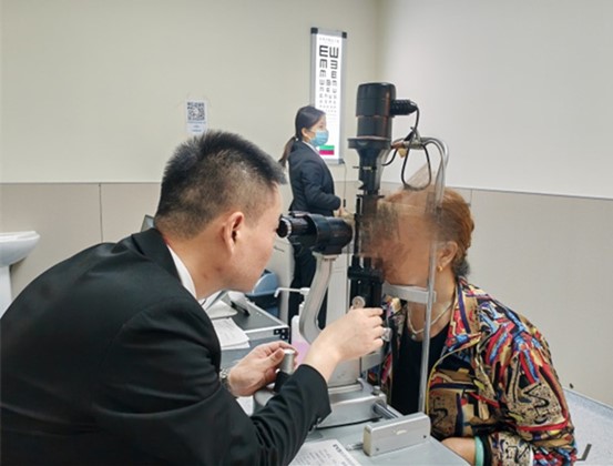 公益眼健康檢查。重慶愛爾眼科醫院總院供圖