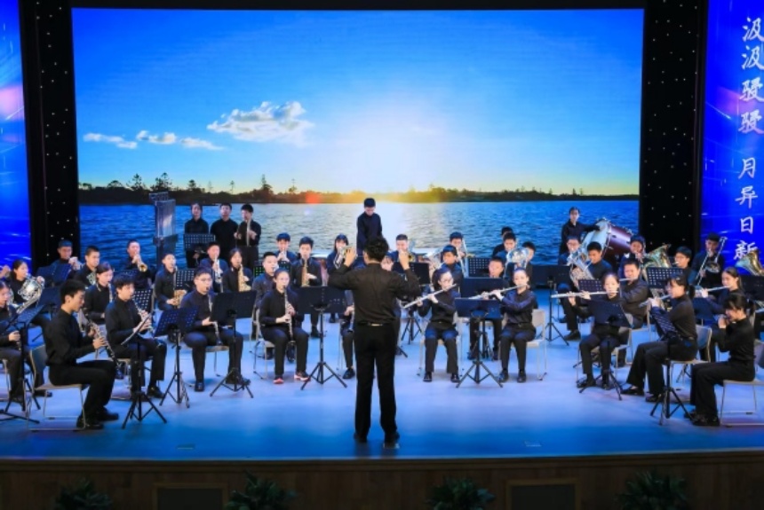 管樂合奏《世紀序曲》。南開兩江中學供圖