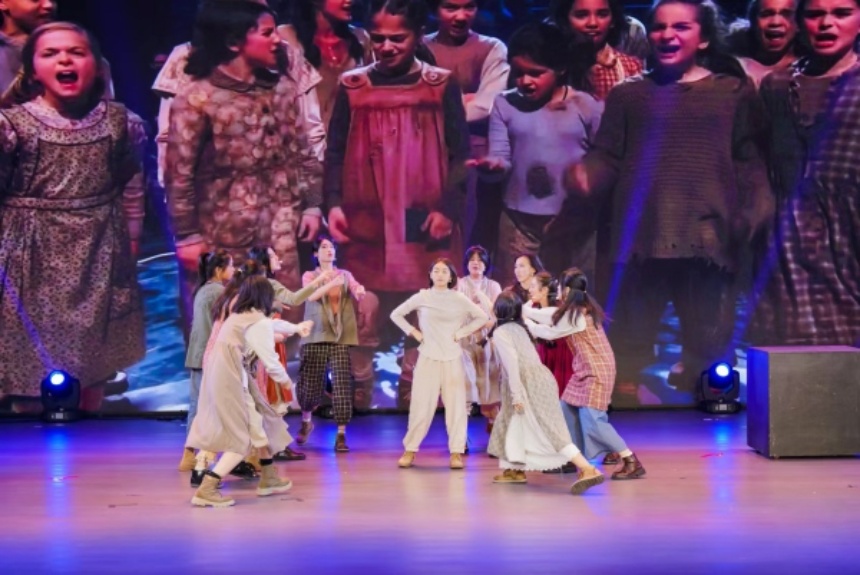 雙語班的同學們演繹百老匯音樂劇《安妮》選段。南開兩江中學供圖