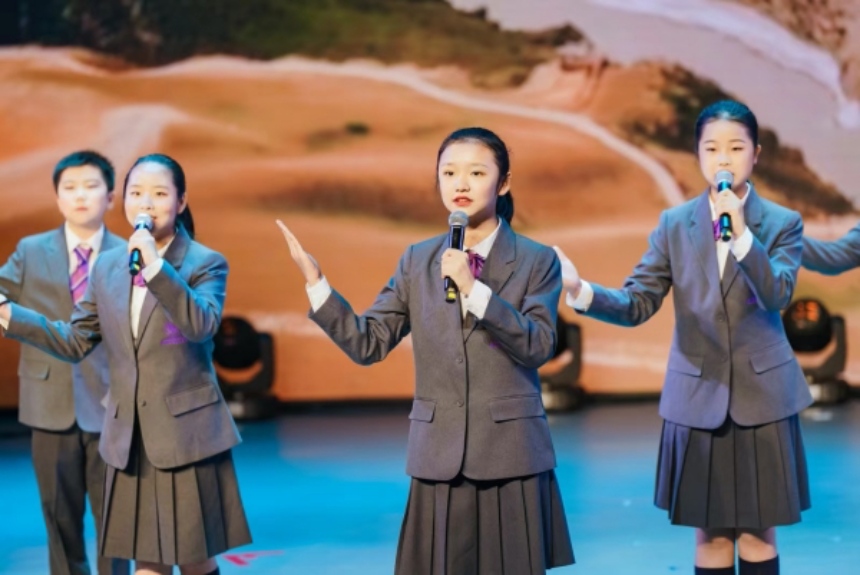 表演藝術團帶來朗誦《我喜歡出發》。南開兩江中學供圖