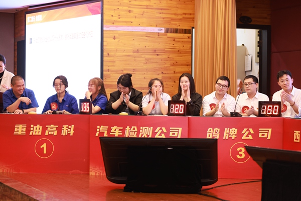 選手們在比賽中激烈角逐。曾英豪攝