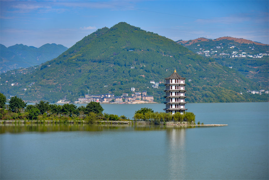 長江萬州段再現高峽平湖壯美景觀。付作僑攝