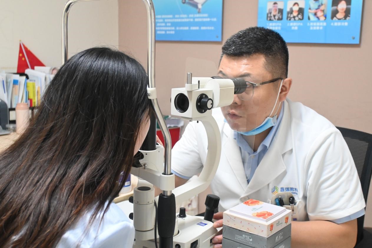 劉軍奇為患者查看眼部情況。重慶普瑞眼科醫院供圖