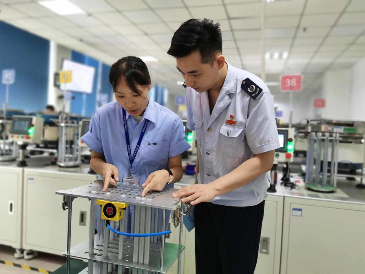 重慶高新區稅務人員走進國家級“專精特新”小巨人企業——重慶市旭寶科技有限公司，為其宣傳輔導研發費用加計扣除等一系列稅收優惠政策，助力企業科技創新。王玉婷攝