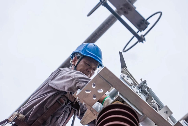 對刀閘進行檢查和更換。國網重慶永川供電公司供圖