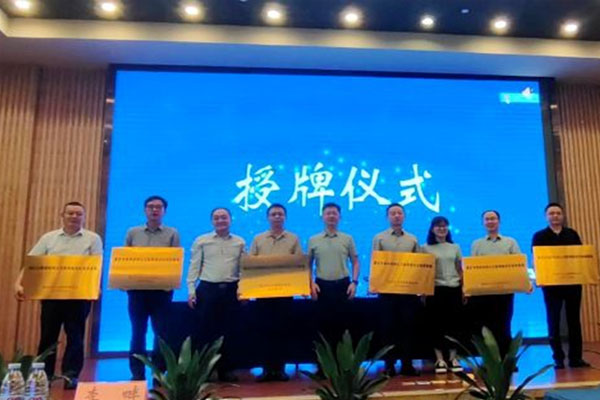 授牌儀式。重慶大學附屬江津醫院供圖