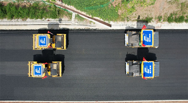 梁開高速無人攤鋪機作業現場。重慶高速巨能中環梁開高速項目部供圖