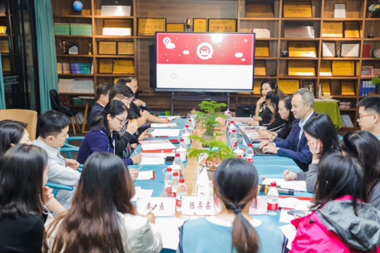 巴蜀藍湖郡小學校長和老師與家長代表開展交流。巴蜀藍湖郡小學供圖