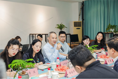 巴蜀藍湖郡小學校長和老師與家長代表開展交流。巴蜀藍湖郡小學供圖