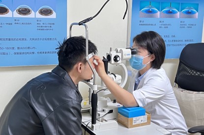 醫生為患者進行眼部檢查。重慶普瑞眼科醫院供圖