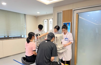 醫生為患者進行眼部檢查。重慶普瑞眼科醫院供圖