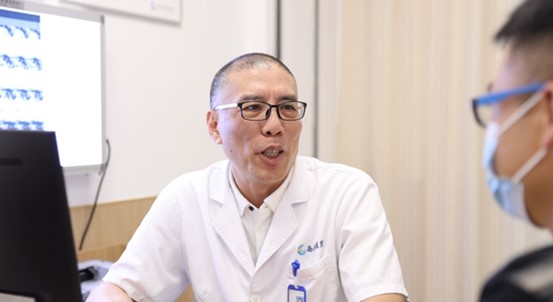 蔣曉江看診。重慶西區醫院供圖