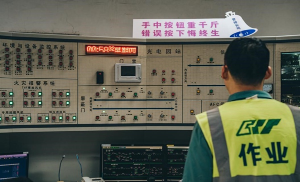 線路工陸勇軍0點58分辦完作業令，準備開始晚上巡道作業。田芝銘攝