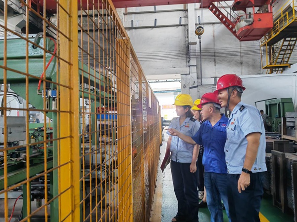 沙坪壩區稅務人員來到重慶紅旗彈簧有限公司車間，了解生產工藝流程，宣講稅費優惠政策。王海渝攝