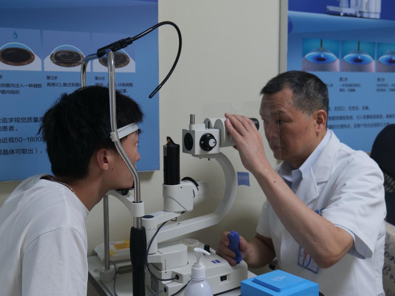 范光忠為患者檢查眼部情況。重慶普瑞眼科醫院供圖
