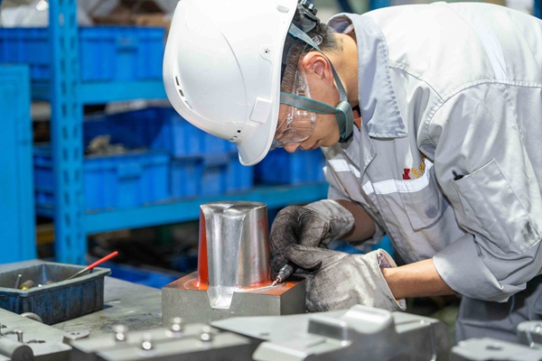 重慶江津東科模具車間。耿駿宇攝