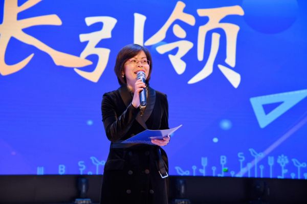 啟誠巴蜀小學校黨支部書記、教學校長汪小紅與家長、學子分享共話數學文化。啟誠巴蜀小學校供圖