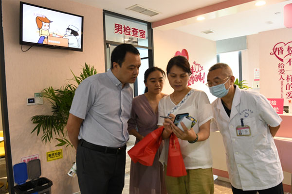 璧山區婦幼保健院黨委書記黃杰在婚檢中心與業務科室探討“好孕來”服務線。璧山區婦幼保健院供圖