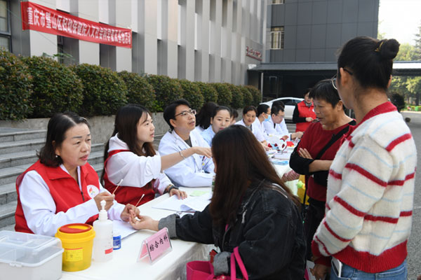 醫院院長彭彩碧參加義診為群眾服務。璧山區婦幼保健院供圖