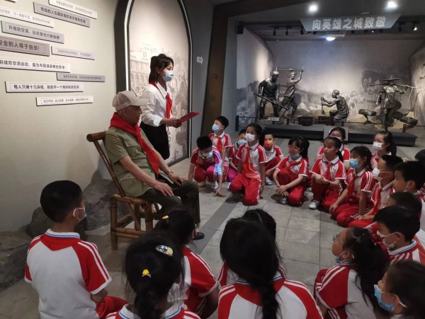 90多歲的老黨員、后勤工程學院建筑工程系原政委劉振福，正在給重慶精一民族小學的孩子們上特殊的隊課（資料圖）。渝中區教委供圖