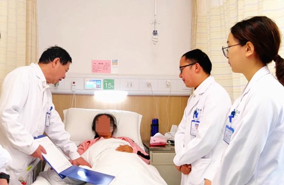 于學軍教授團隊查房。重慶西區醫院供圖