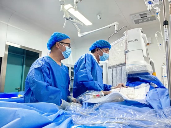 于學軍團隊行射頻消融手術。重慶西區醫院供圖