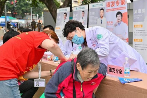 義診活動。任仕琴攝