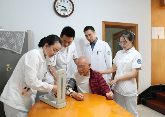 醫護人員上門為老人檢查。重慶大學附屬江津醫院供圖