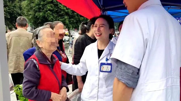 義診活動現場。重慶道格骨科醫院供圖