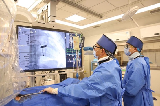 耿召華（左）為患者進行手術。重慶手術醫院供圖