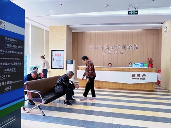 患者等待就診。重慶東大肛腸醫院供圖
