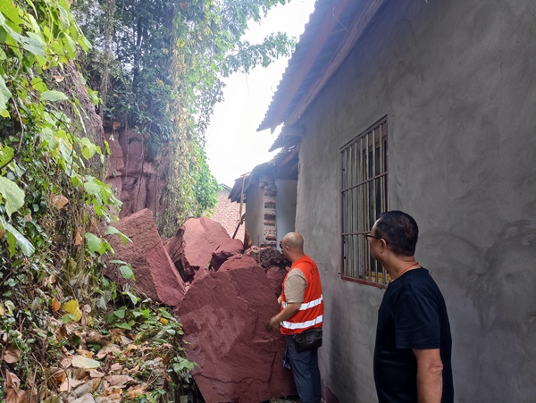 《立即行動》。9月12日，永川區規劃自然資源局收到大安鎮提供的地災災情信息，立即組織駐守地質專家趕赴現場開展調查，確保人員撤離現場，并提出了搬遷避讓的應急處置建議。黃 捷 攝