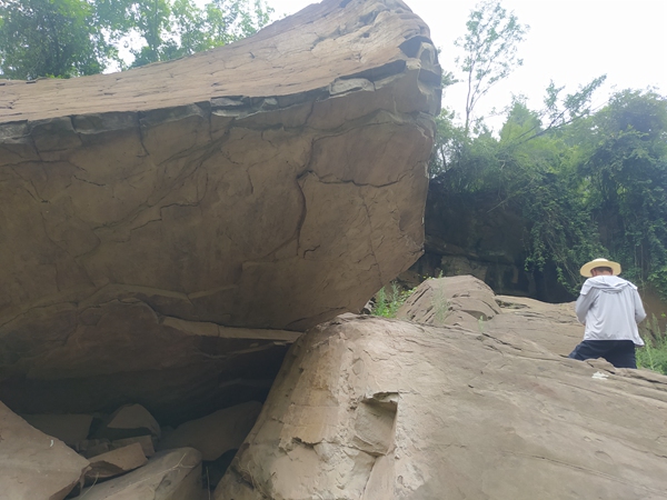 《渺小，但不膽小》。9月3日，在云陽縣普安鄉姚平村，107地質隊駐守地質工程師姜雙桃在長江支流磨刀溪兩岸的陡壁上詳實記錄危巖情況。李明亮攝