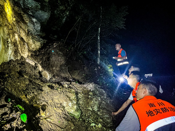 《守護安全的點點“星光”》。9月20日，南川區地環站會同蜀通公司駐守工程師秦朝楊、冉林到大有鎮學堂垻危巖點開展雨前夜巡，漆黑的山路上，大家打著手電筒仔細查看，不放過每一處細小隱患。張旭攝