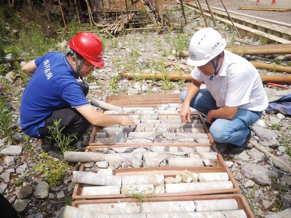 《同商議共解決》。在合川三匯鎮木姚路邊坡應急勘查項目上，通過通過觀察巖心等手段確定危巖崩塌的治理措施。孫煜攝