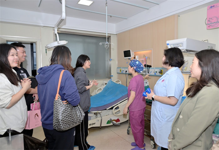 孕婦們參觀產房，提前熟悉分娩環境。