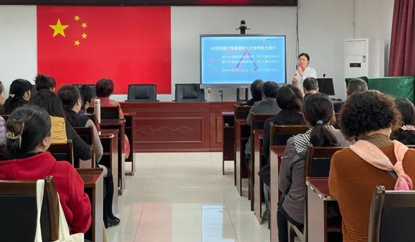 梁亞東進行科普講座。重慶迪邦皮膚病醫院供圖