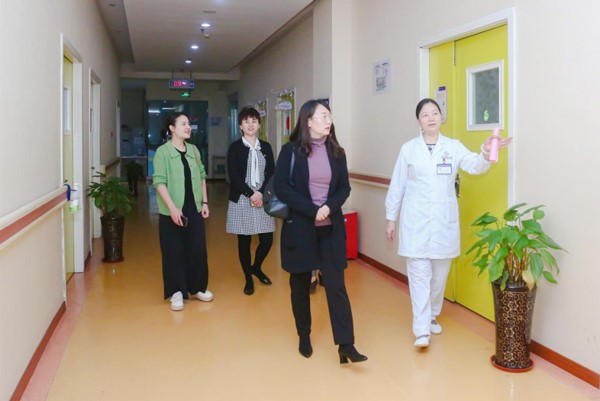 顏耀華參觀醫院。重慶安琪兒婦產醫院供圖